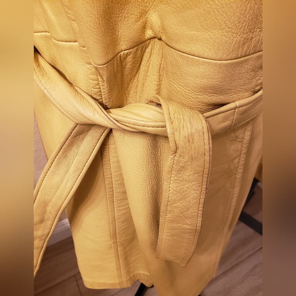 70s Vintage Belted Leather Jacket - Picture 3 of 9